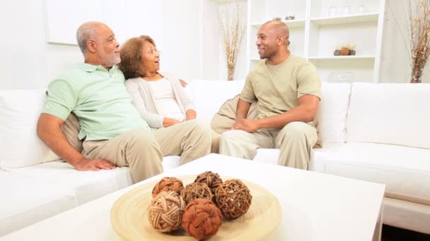 Afro-americanos pais relaxante filho casa — Vídeo de Stock