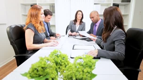 Equipo de negocios multiétnicos Moderna sala de juntas — Vídeos de Stock