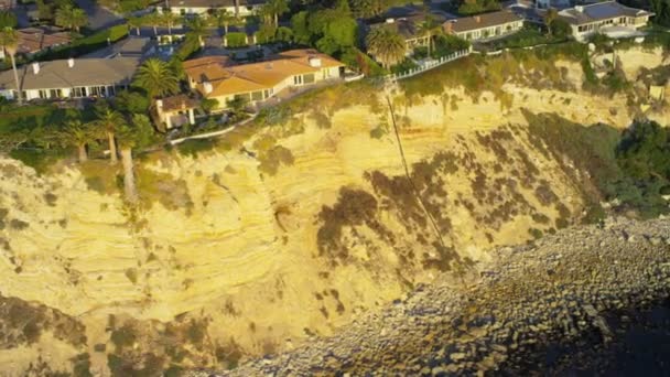 Вид с воздуха на прибрежные современные дома, США — стоковое видео