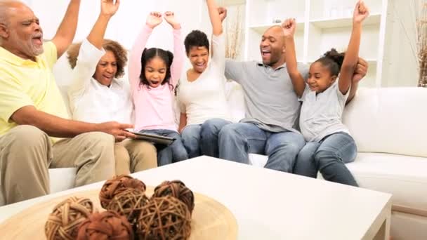 African American Extended Family Tableta inalámbrica para el hogar — Vídeo de stock