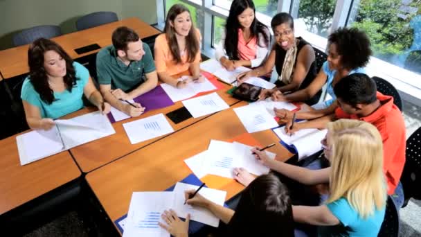 Adolescenti seduti con docente universitario — Video Stock