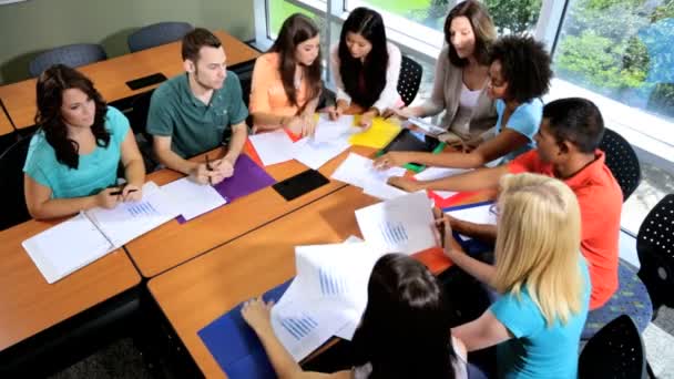 Studenten in de klas met leraar — Stockvideo