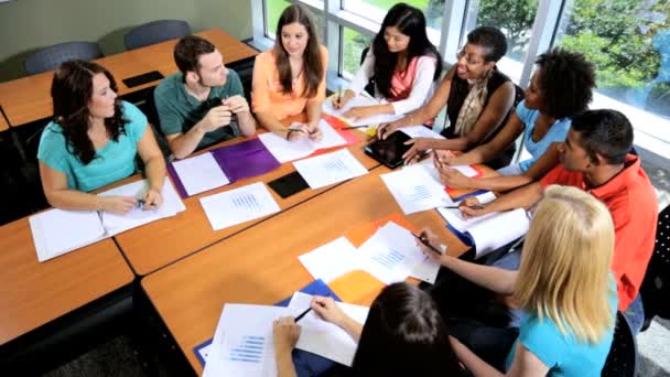 Estudiantes en el aula con el profesor — Vídeos de Stock