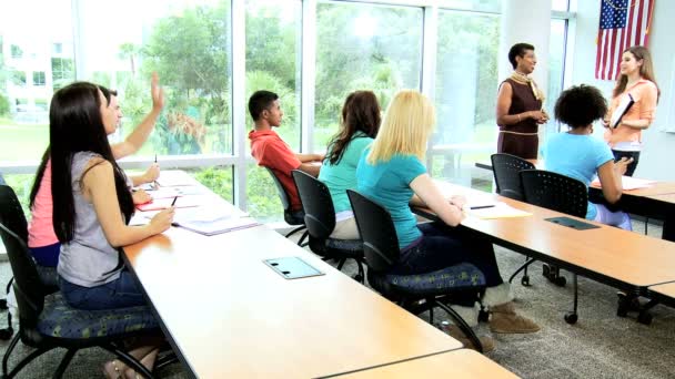 Estudantes com palestrante apresentação auditiva — Vídeo de Stock