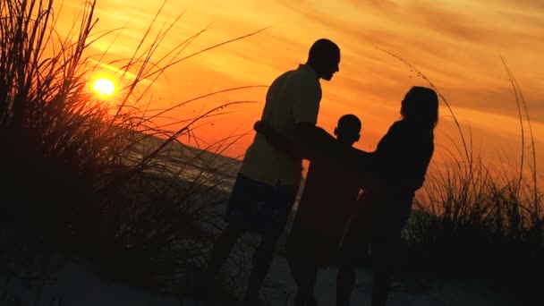 Kjærlig familie nyter solnedgang sammen – stockvideo