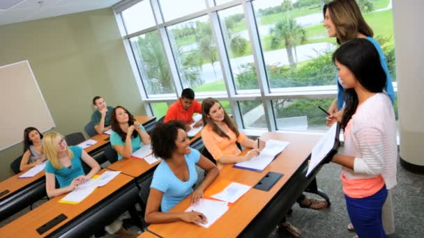 Studente donna che dà presentazione del lavoro — Video Stock