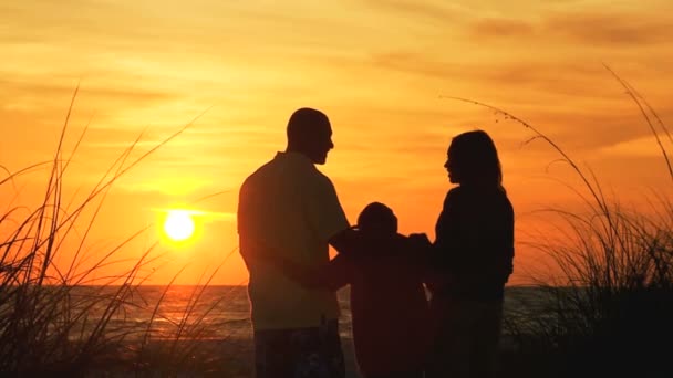 Famille aimante profiter coucher de soleil ensemble — Video