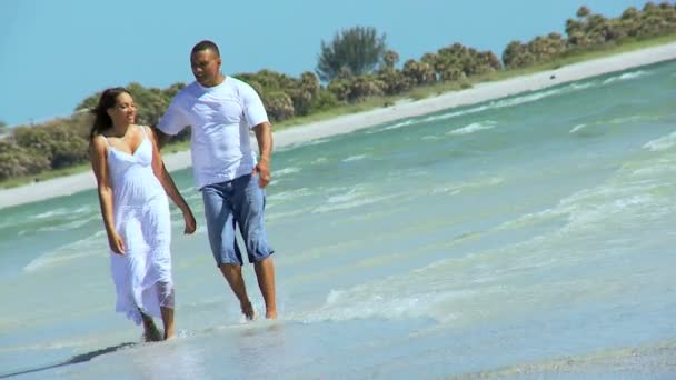 Paar wandelen door oceaan ondiepe water — Stockvideo