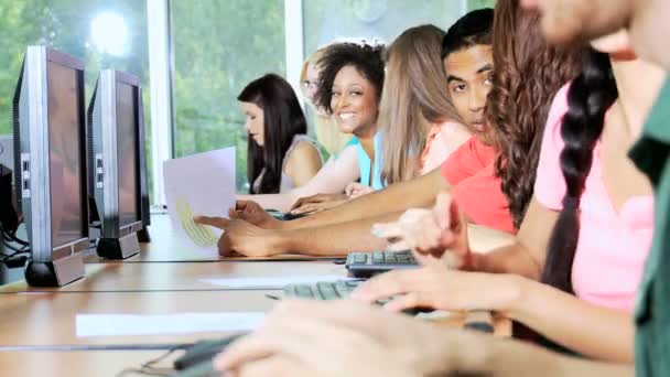 Estudiantes adolescentes trabajando en computadoras — Vídeo de stock