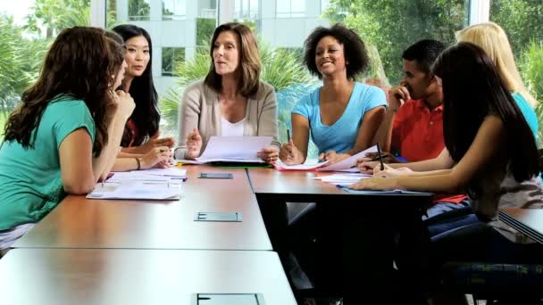 Adolescentes com professor universitário feminino — Vídeo de Stock