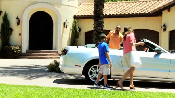 Familia saliendo de casa juntos — Vídeos de Stock