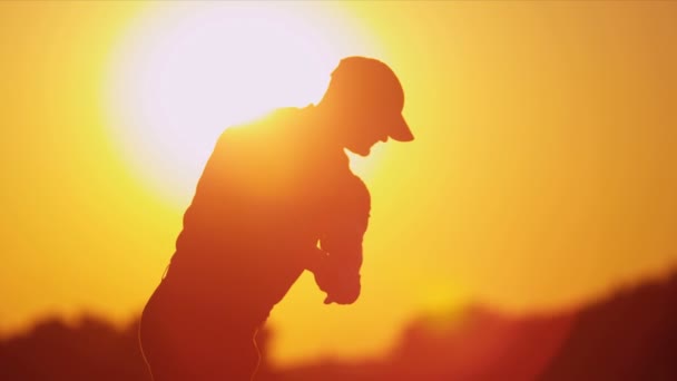 Golfista batendo a bola de golfe — Vídeo de Stock