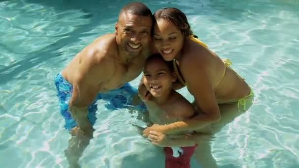 把时间花在游泳池的家庭 — 图库视频影像