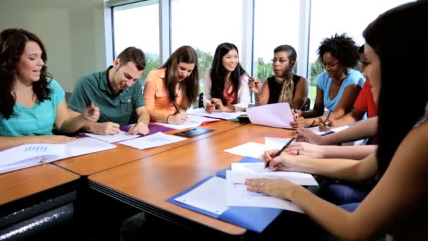 Studenten in de klas met leraar — Stockvideo