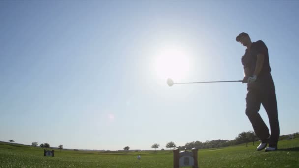 Golfer bereiten sich auf Abschlag vor — Stockvideo