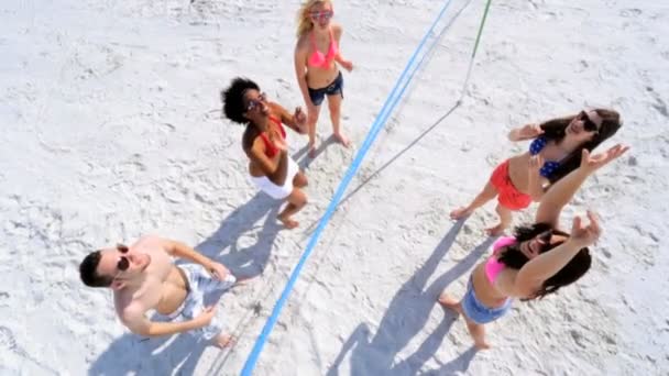 Folk som spelar beachvolleyboll — Stockvideo