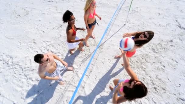 Mensen die beachvolleybal spelen — Stockvideo