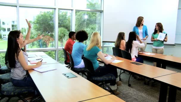 Estudante feminina dando apresentação em sala de aula — Vídeo de Stock