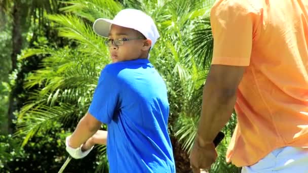 Pai ensinando filho jogando golfe — Vídeo de Stock