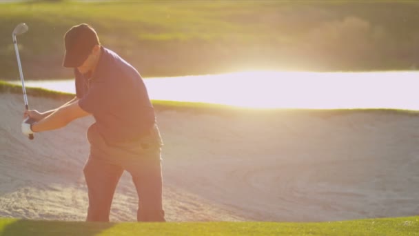 Professioneel golfer uit met behulp van zand wig — Stockvideo