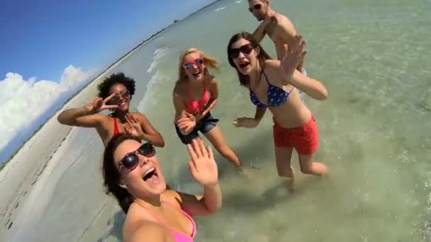 Adolescenti all'aperto in vacanza — Video Stock