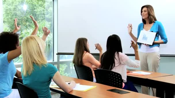 Estudiantes en clase con tutor — Vídeo de stock