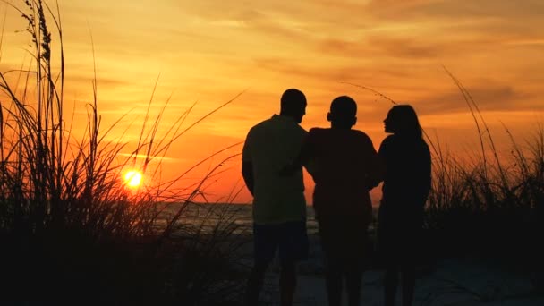 Familia en la playa al atardecer — Vídeos de Stock