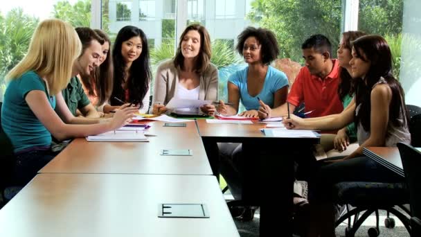 Garçons et filles à l'université — Video