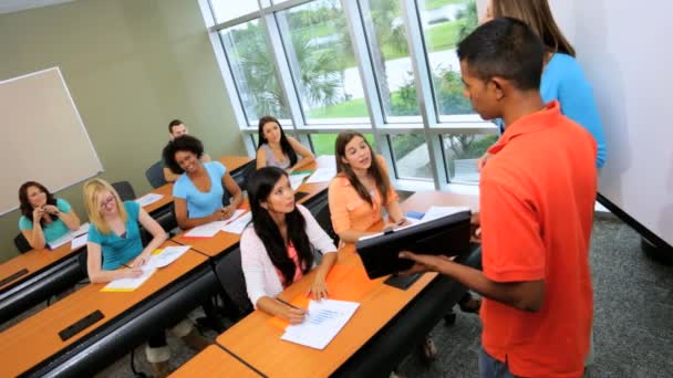 Studente che dà classe presentazione — Video Stock