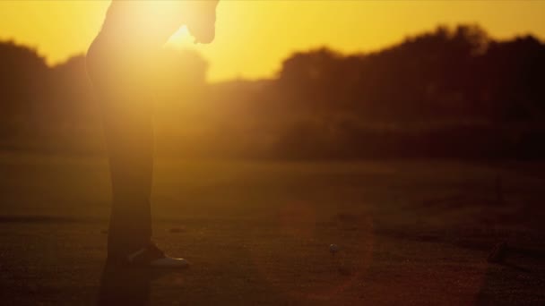 Golfer oefent zijn swing — Stockvideo