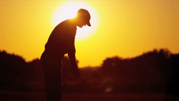 Golfer oefent zijn swing — Stockvideo