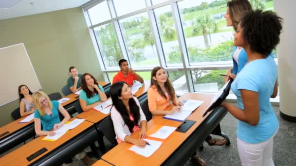 Alumna mujer dando trabajo presentación — Vídeo de stock