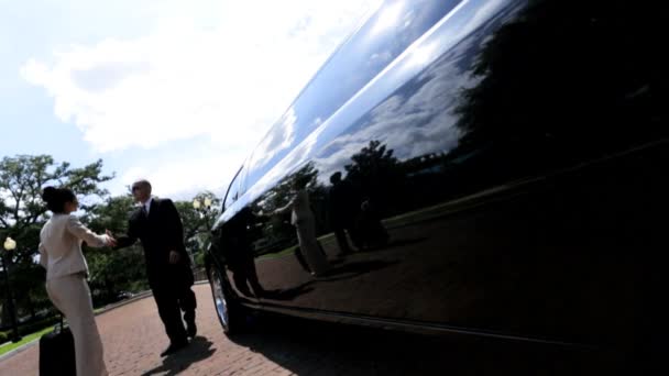 Chauffeur de limousine saluant des consultants d'affaires — Video