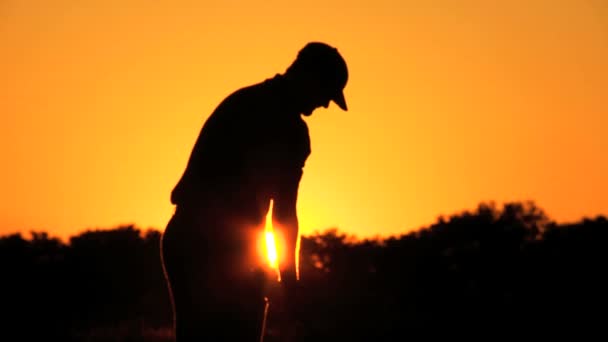 Golfista masculino dirigindo fora — Vídeo de Stock