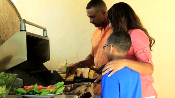 Familjen matlagning lunch på grill — Stockvideo