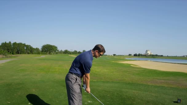 Golfer lining up to shot — Stock Video