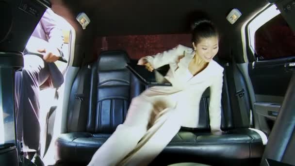 Business advisers getting into limousine — Stock Video