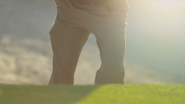 Golfista golpeando su pelota — Vídeos de Stock