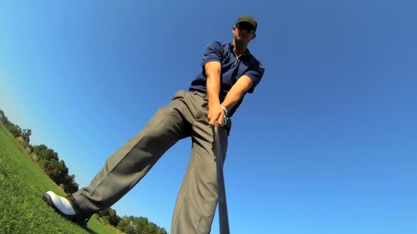 Golfer zich voorbereidt op de tee off — Stockvideo