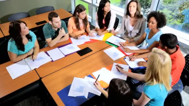 Studenten in de klas met leraar — Stockvideo