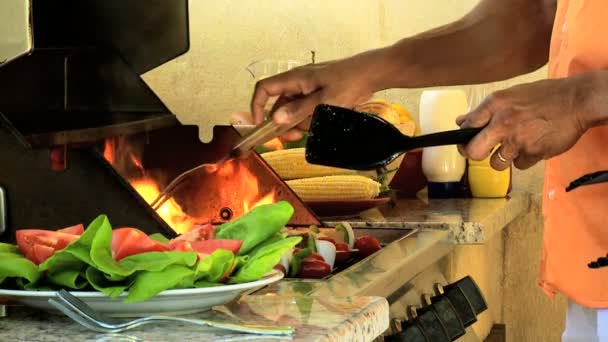 Familia disfrutando en barbacoa — Vídeos de Stock