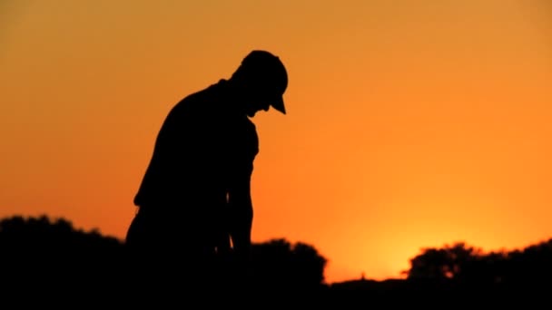 Мужской гольфист уезжает — стоковое видео