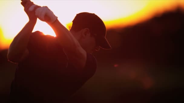 Golfeur en route au coucher du soleil — Video