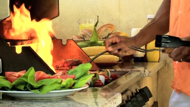 家庭享受上烧烤 — 图库视频影像