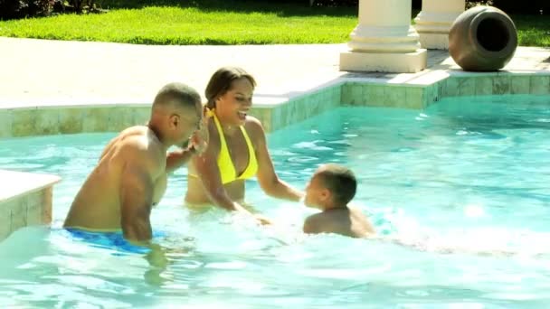 Familie tijd doorbrengen in zwembad — Stockvideo