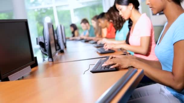 Estudiantes trabajando en aula de informática — Vídeos de Stock