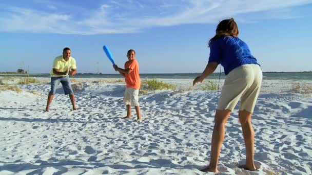 Parents et fils jouant au baseball — Video