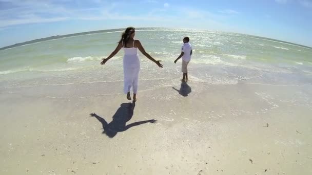 Mother with son walking barefoot — Stock Video