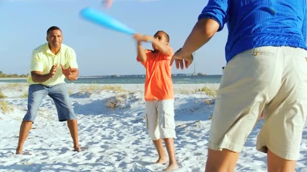 Padres e hijo jugando béisbol — Vídeo de stock