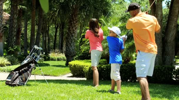 Pais e filho com tacos de golfe — Vídeo de Stock